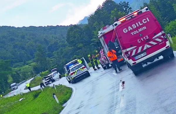 Ukrajinski  motorist  je  v petek  popoldne med  prehitevanjem  
kolone  vozil  čelno  trčil  v  avto,  s katerim se  je  iz  nasprotne  smeri  
pripeljala  44-letna  voznica. 