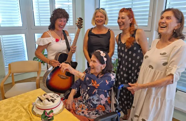  Nasmejana druščina deklet:  104-letna Olga Ogrin, ob njej pa (z 
leve) pevka Marjetka Popovski, podžupanja Jasna Softič, Olgina 
vnukinja Romina Ponti in hčerka Nada Džafič. 
