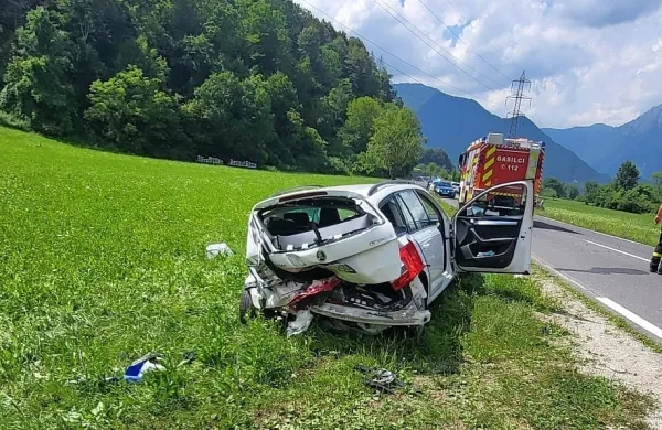 Že po razbitinah avta je moč sklepati, kako silovit je bil trk.