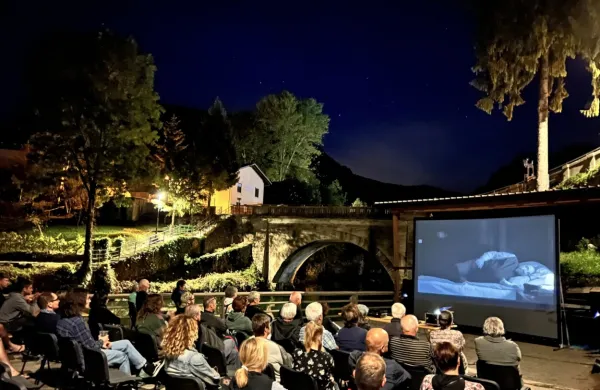 Pod milim nebom je filmska izkušnja še toliko boljša. 