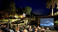 Pod milim nebom je filmska izkušnja še toliko boljša. 