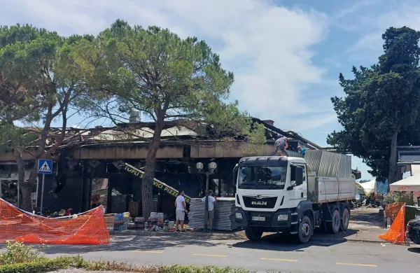 Poleg oranžne  gradbene  ograje  so včeraj  sredi  dneva  pripeljali  
kovinske plošče,  s katerimi  bodo  zaprli   uničen  objekt.  