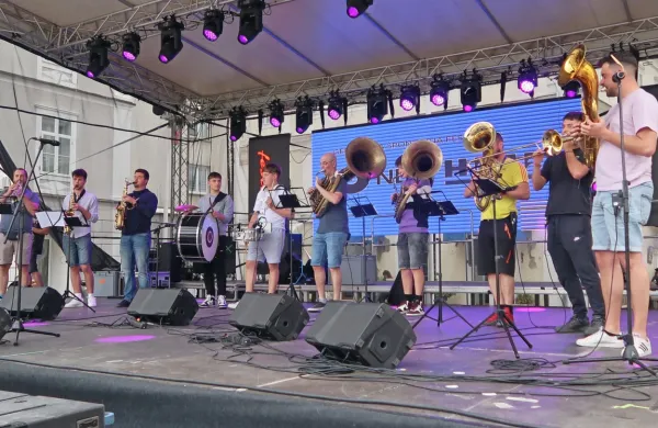 TačMi brass bend s prirejenimi uspešnicami publiko navdušuje. Pred 
odhodom v Gučo jih bo mogoče 26. julija slišati v domačem Cerknem.

