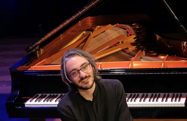 Idejni vodja festivala je goriški pianist Aleksander Gadžijev.