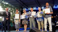 Ob občinskem prazniku je izolski  župan Milan Bogatič podelil 
priznanja (z leve) Darinki Jug, Travici Družina, Stanku Nežiču, 
Rudiju Semelbauerju in Remigiu Grižoniču.

