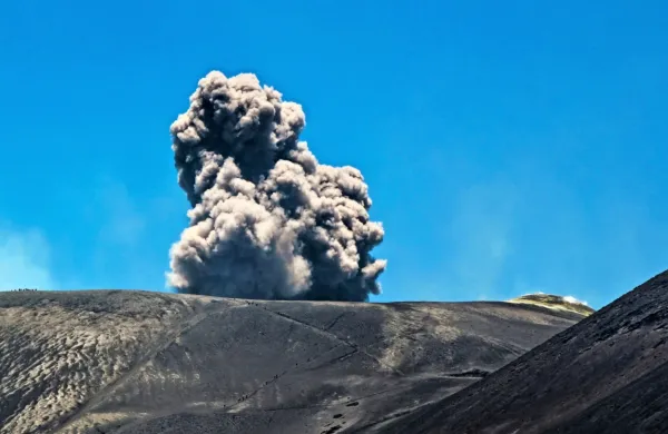 Etna, ki leži na vzhodu Sicilije, je v zadnjih mesecih večkrat 
izbruhnila.