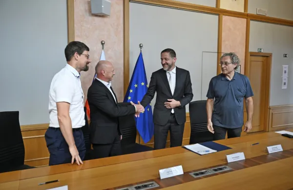 Vodja pogajalske skupine sindikatov javnega sektorja Jakob 
Počivavšek, minister za javno upravo Franc Props, minister za 
finance Klemen Boštjančič in vodja pogajalske skupine Konfederacije sindikatov javnega sektorja Branimir Štrukelj so podpisali  dokument, s katerim so potrdili pregled zadev, ki so jih v 
pogajanjih uskladili doslej.