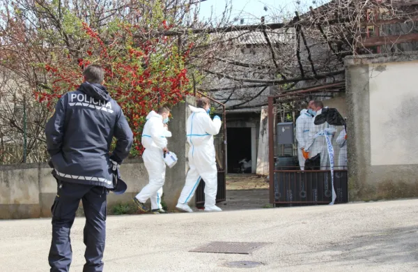 Prizorišče  zločina  so     kriminalisti in  forenzični  tehniki    v  Kobjeglavi  
pregledovali  več  dni, našli  so  tudi  večjo  zalogo prepovedanih  
drog.   