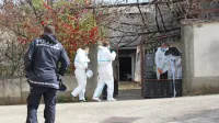 Prizorišče  zločina  so     kriminalisti in  forenzični  tehniki    v  Kobjeglavi  
pregledovali  več  dni, našli  so  tudi  večjo  zalogo prepovedanih  
drog.   