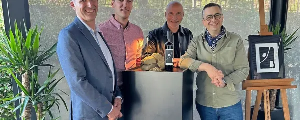 Enolog in profesor iz Bordeauxa dr. Nicolas Vivas, slikar Pierre Martin ter Vinakoprova enologa Rok Jamnik in Boštjan Zidar (z desne) z za zdaj 
še skrivnostnim rdečim vinom Cape, ki ga bodo predstavili javnosti konec leta. 