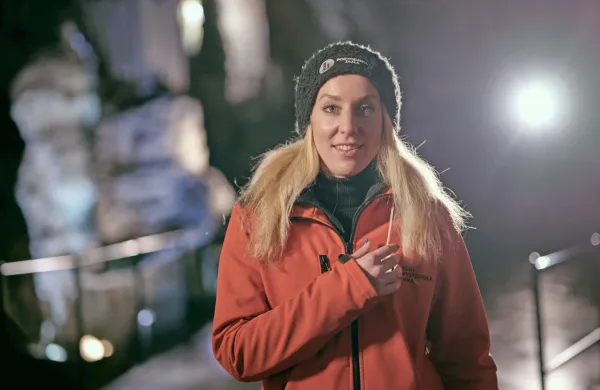 Anja Škarabot Heric je prva ženska z vozniškim dovoljenjem za 
vožnjo jamskega vlaka.