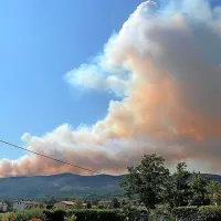 (POŽAR) Ponoči bodo posku&scaron;ali požar omejiti in ga zaustaviti