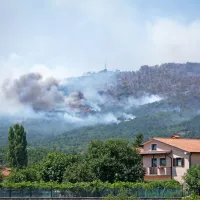 (POŽAR) Ponoči bodo posku&scaron;ali požar omejiti in ga zaustaviti