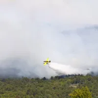 (POŽAR) Ponoči bodo posku&scaron;ali požar omejiti in ga zaustaviti