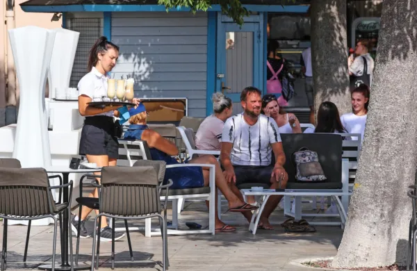 V koprski kavarni Kapitanija zaposlenim nudijo brezplačne osvežujoče napitke in sveže sadje za malico. Večkrat med delom se 
lahko tudi preoblečejo, saj jim omogočajo tudi pranje delovnih 
oblek,