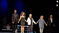 V Pegulah igrajo (z leve): Peter Harl, Urška Taufer, Iztok Mlakar, Vesna Pernarčič in Ilija Ota, ves čas pa so na 
odru v ozadju, zadolženi za glasbeno spremljavo,  David Šuligoj, Roman Kobal in Matjaž Švagelj.   