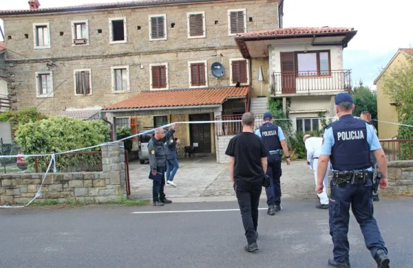 Dva dni po streljanju so Šavrona (v beli pižami) pripeljali na hišno 
preiskavo, po zaslišanju so ga izpustili, po odločitvi senata pa čez 
nekaj dni znova priprli. V priporu je še zdaj.  