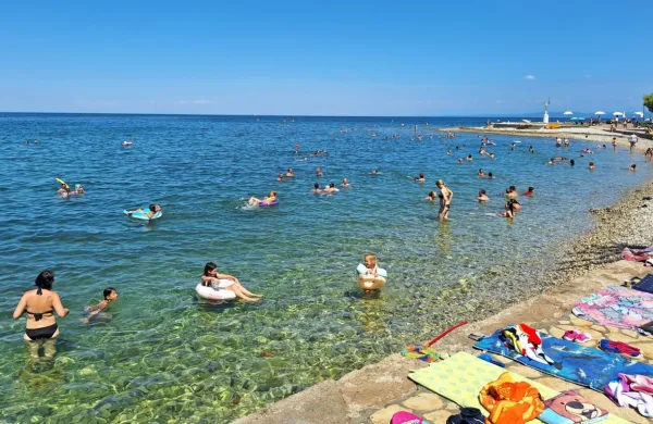 Morje s 30 stopinjami Celzija v teh vročih dneh ne nudi ravno osvežitve, je pa kljub temu  privlačno za namakanje.  