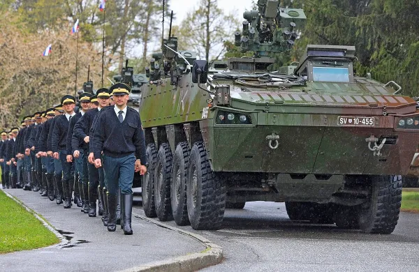Zaradi nakupa osemkolesnikov patria je v Sloveniji nastala 
odmevna korupcijska afera. Zadeva je nato na sodišču zastarala. 
