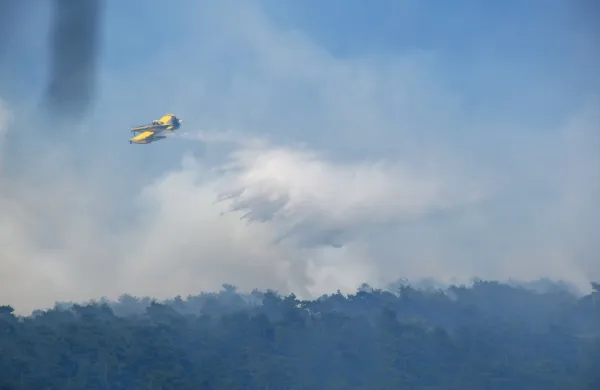 Letali Air tractor sta tudi danes na Trstelj odmetavali vodo, 
popoldne pa ju na požarišču niso več potrebovali.