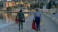 Potapljačici Nataša Križman in Noemi Ludvik po torkovem potopu 
v Portorožu, po katerem sta iz morja dvignili šest velikih vreč 
smeti. 