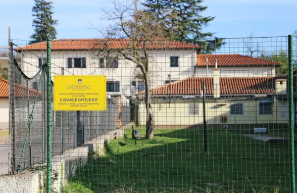 V Žabjem kraju v Solkanu je eden od zapornikov v četrtek dobil posebno majonezo.