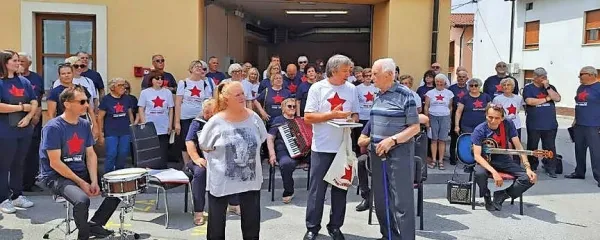 Predsednik TPPZ Pinko Tomažič Renato Kneipp (ob njem dirigentka zbora Pia Cah) je slavljencu Alojzu Buciku izročil  darilo - 
fotoknjigo z naslovom Tudi spomin je boj, ki jo je zbor izdal  ob 
lanski 50-letnici. V njej je v sliki in besedi zajeto pol stoletja 
delovanja zbora, ki ga je ustanovil  Oskar Kjuder. 