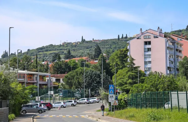 Lucija: Slekel se je pred trgovino