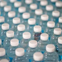 EU je nepritrjene pokrovčke prepovedala kot del večjega načrta za 
boj proti plastičnim odpadkom v Evropi.