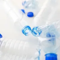 

S tem, ko pokrovčki ostanejo pritrjeni na plastenke, se zmanjša 
možnost, da bodo končali v naravi, s čimer se neposredno 
prispeva k ohranjanju morskih in obalnih ekosistemov.