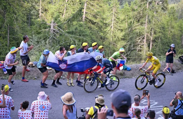 Jonas Vingegaard (levo) in Tadej Pogačar (v rumeni majici) sta se 
na zadnjih štirih Tourih izmenjevala na prvem in drugem mestu. 