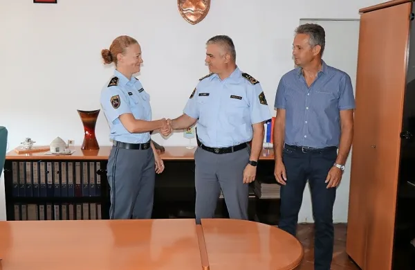 Današnje primopredaje poslov med Feltrinom in Tomaževič Talić 
sta se udeležila generalni direktor policije Senad Jušić in vodja 
Sektorja kriminalistične policije na PU Nova Gorica Marino 
Pangos.