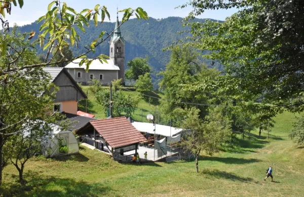Igrišče in cerkvica v Jaznah.