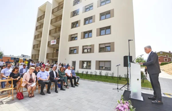 Republiški stanovanjski sklad (govornik na fotografiji je direktor 
sklada Črtomir Remec) je 19. junija nad Dolinsko cesto v Kopru 
odprl dva petnadstropna stolpiča z 91 javnimi najemnimi stanovanji. 