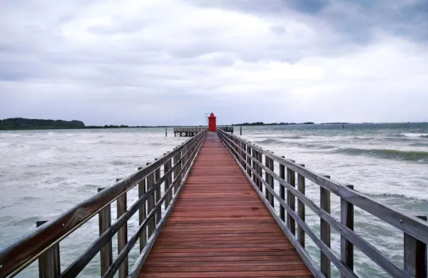 Iz italijanskega letovišča Lignano Sabbiadoro  so poročali o hudem 
neurju, ki se je razvilo nepričakovano. Fotografija je simbolična.