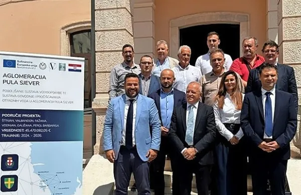Predstavniki Gradbenega podjetja Godina  iz Hrpelj so z Vodovodom Pula d.o.o. za vodne usluge podpisali pogodbo za širitev 
in obnovo vodovodnega sistema in fekalne kanalizacije na severu 
Pulja.