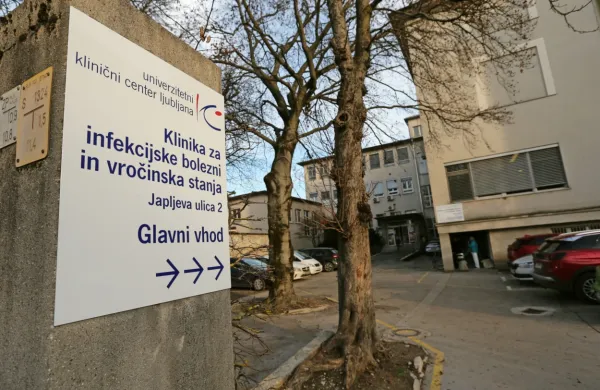 

V slovenski javnosti sta  odmevala dva primera smrti po cepljenju.