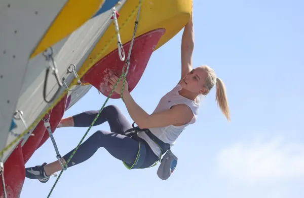 Za Janjo Garnbret je meja le nebo. 