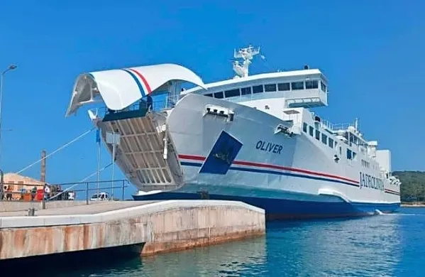 Oliver s &scaron;esturno zamudo prispel na Korčulo