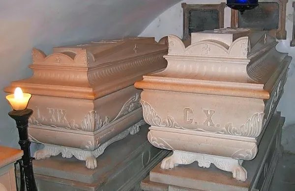 Zadnje počivališče Karla X. (desni sarkofag), edinega francoskega kralja, ki je pokopan zunaj meja 
Francije.