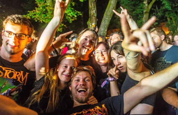 Reportaža s prvega dneva Tolminatorja: metal se od Tolmina &scaron;e zdaleč ne poslavlja (FOTO)