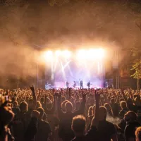Reportaža s prvega dneva Tolminatorja: metal se od Tolmina &scaron;e zdaleč ne poslavlja (FOTO)