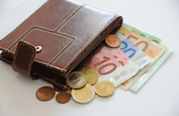 Na Hrva&scaron;kem močno zvi&scaron;ali plače državnim funkcionarjem