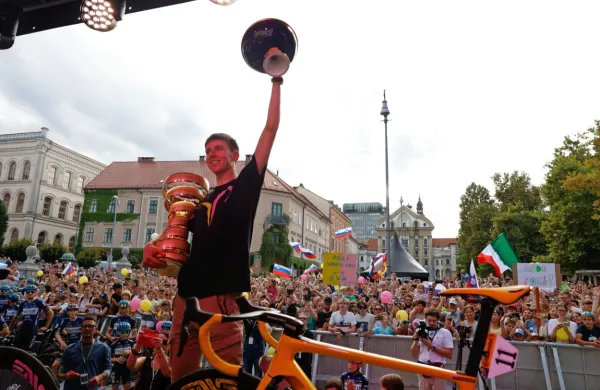 Tadeja Pogačarja so z velikim navdušenjem sprejeli v  Ljubljani in 
domači Komendi. 