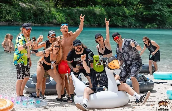Ob Soči je že krepko veselo, obiskovalci festivala Tolminator so se 
že popolnoma udomačili.