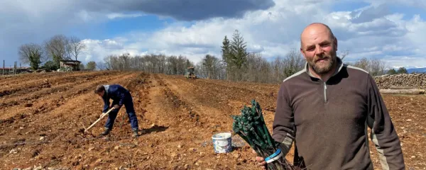 Sebastjan Štemberger iz Šepulj bo na Turkovi domačiji 4. avgusta gostil vinarje, ki vina pridelujejo na rdeči zemlji. 