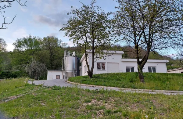 Onesnaženje naj bi povzročila obnovitvena oziroma vzdrževalna 
dela v vodarni, voda pa naj bi imela močan vonj po razredčilu.