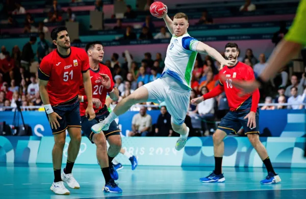 Slovenska moška rokometna reprezentanca je na tekmi uvodnega 
kroga na poletnih olimpijskih iger v Parizu izgubila proti Španiji z 
22:25.