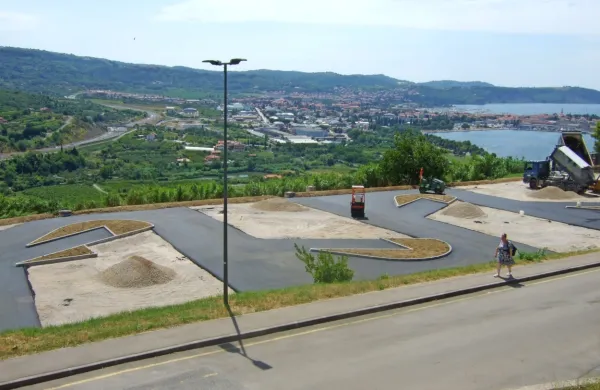 Preuredili parkiri&scaron;če ob izolski bolni&scaron;nici