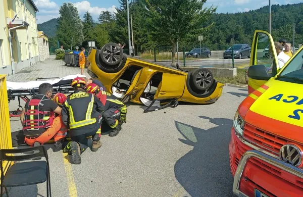 Včeraj ob 15.40 so policisti prejeli obvestilo, da je v Planini osebni 
avtomobil končal na strehi. 